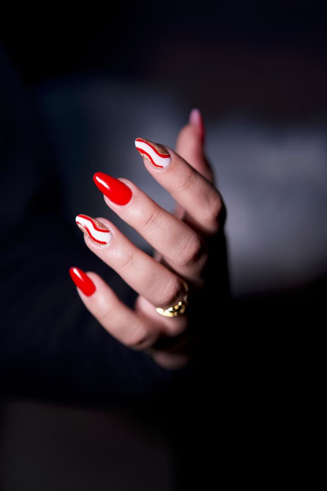 Uñas largas almendra con swirl rojo y blanco