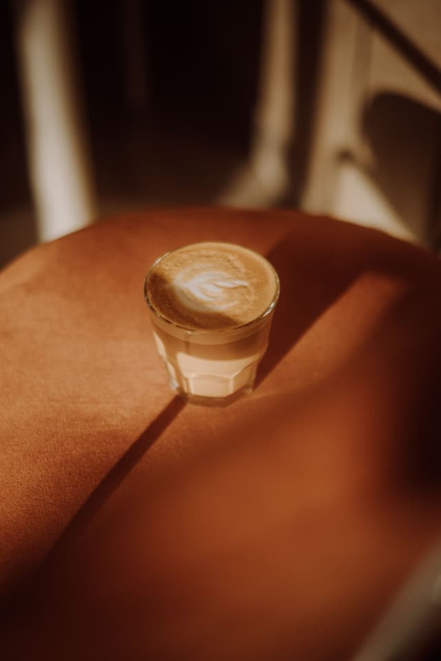 Cortado en vaso de vidrio con luz cálida