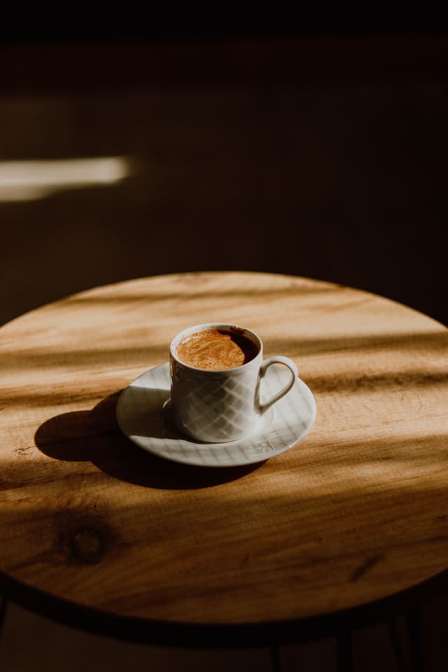 Espresso en taza de cerámica al sol