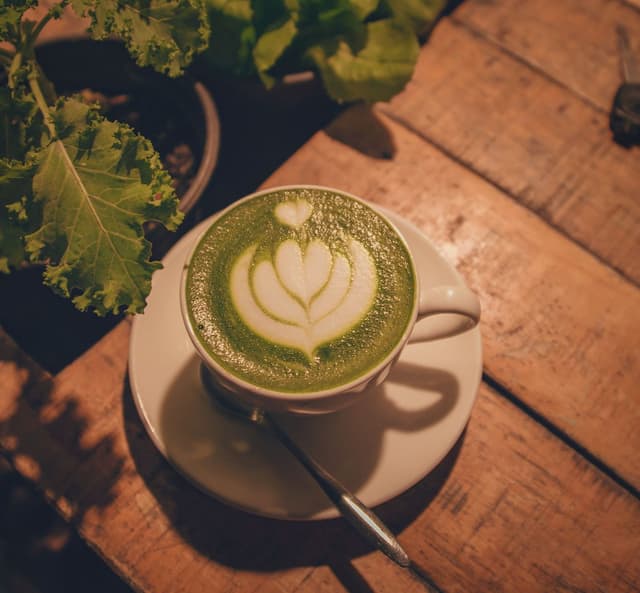 Matcha latte con arte en espuma